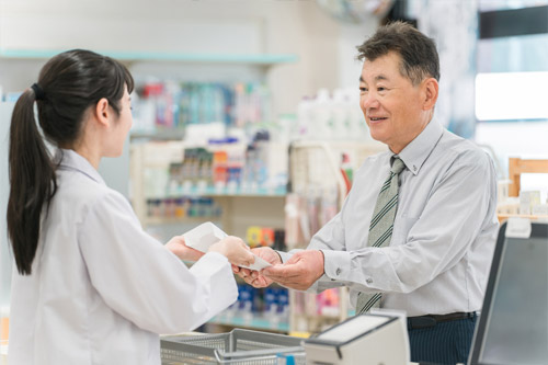 店頭で市販シアリスを購入する男性