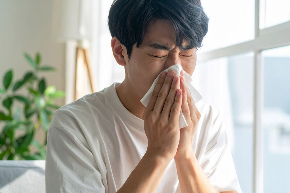 鼻をかむ男性
