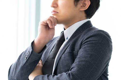 バイアグラを市販で購入できない理由について考える男性