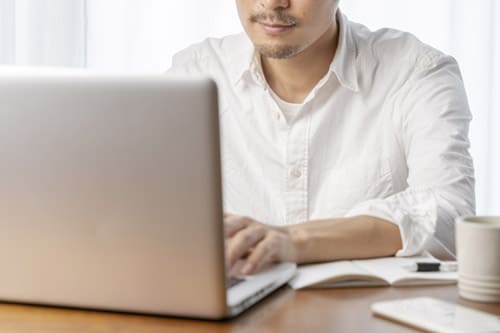 インターネット通販で個人輸入する男性