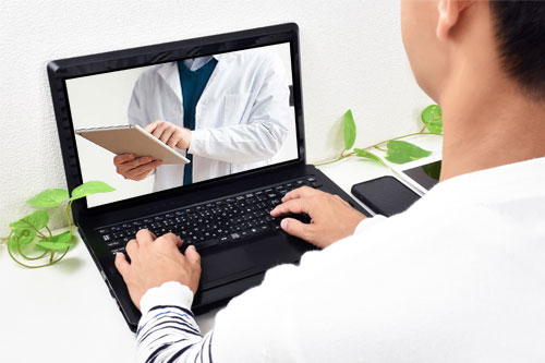 オンライン診療を利用する男性
