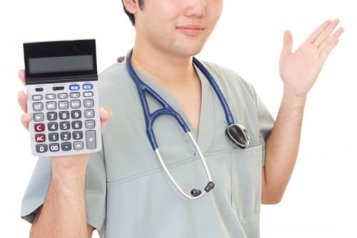 ED治療薬(正規品)の相場価格について説明する医師
