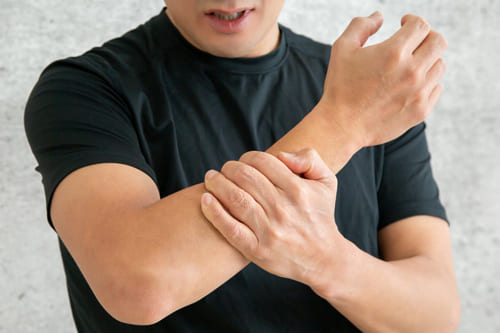 アレルギー症状がある男性