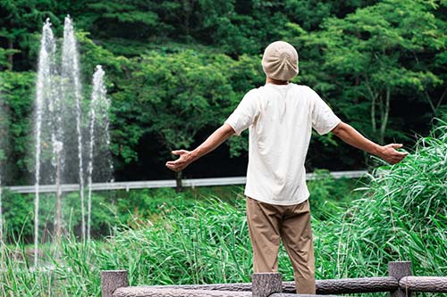 深呼吸する男性