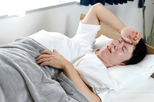 寝付けない男性