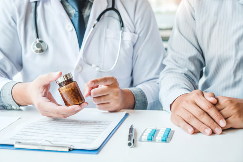 処方薬について説明する医師