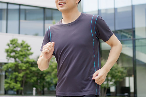 ウォーキング中の男性