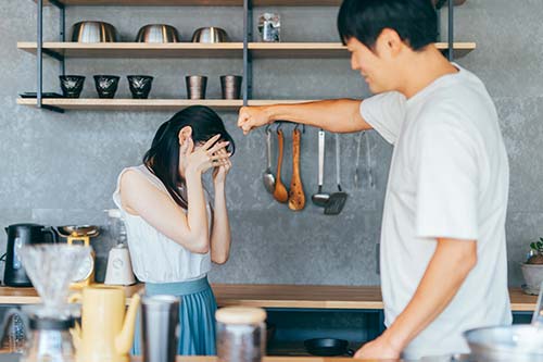 暴力を振るう男性