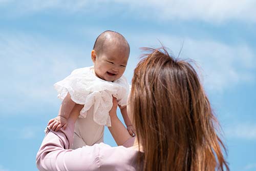 赤ちゃんを抱く女性