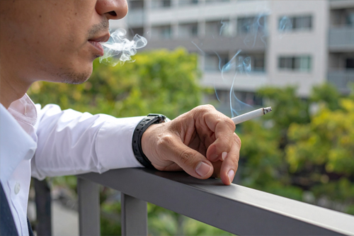 喫煙中の男性