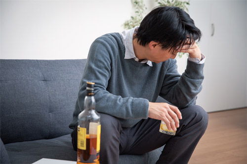 過度な飲酒をする男性