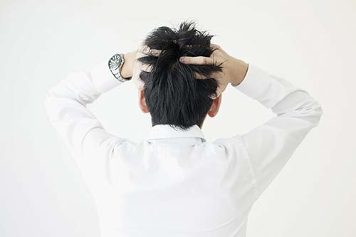 ストレスを感じる男性