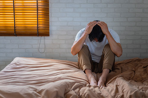 頭を抱える男性