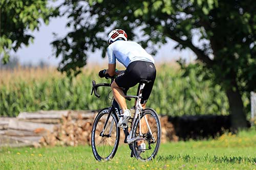 自転車に乗る人