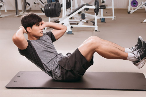 骨盤底筋トレーニングを行う男性