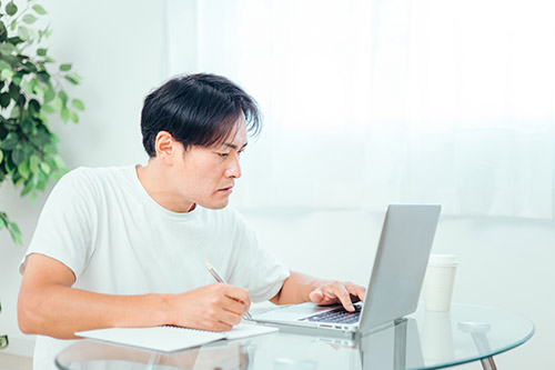 勉強する男性
