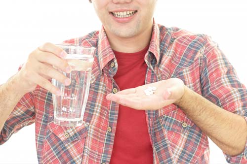併用禁忌薬を服用する男性