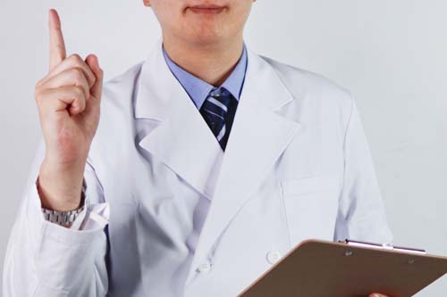 セルフチェック方法について説明する医師
