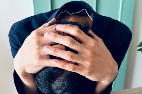 ストレスを感じる男性