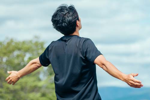 深呼吸をする男性