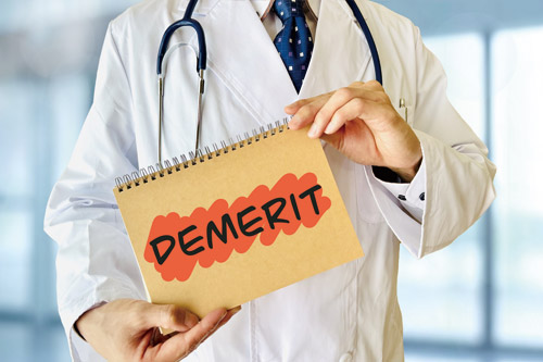 エクソソームによるED治療のデメリットについて説明する医師