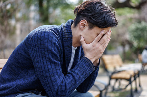 ストレスを感じる男性